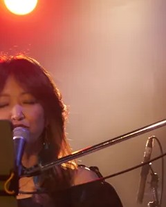 キーボードの前で歌うMiKi