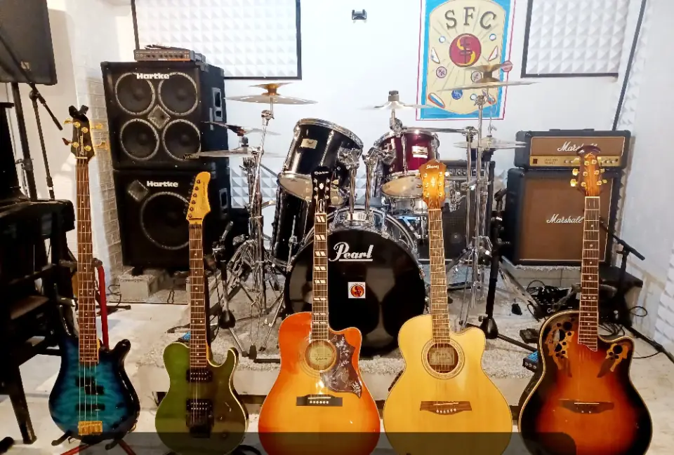 Various live bar SFCのステージ。ドラムとギターとアンプが並ぶ。