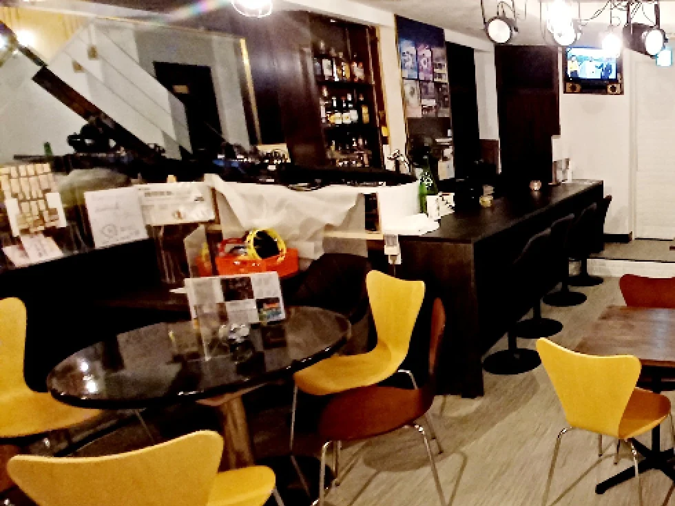 Various live bar SFCのカウンター。ボトルとテーブルがある。