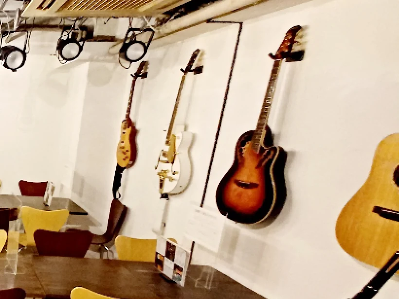 Various live bar SFCの壁。ギターが掛かっている。
